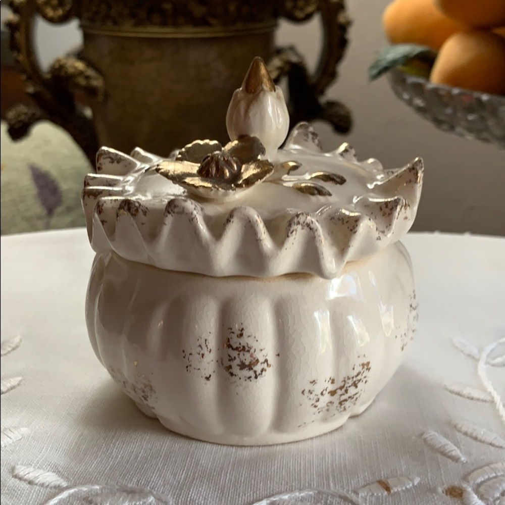 VINTAGE TRINKET BOX HAND PAINTED ARTMARK CRM/GOLD